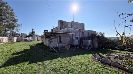 Antico Fabbricato Alle Porte di Putignano, Parzialmente In Pietra e Terreno.